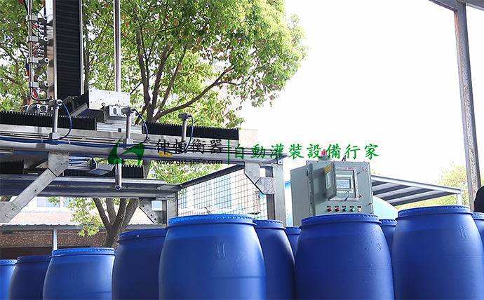 GAF-1500型200L*4桶 IBC吨桶自动灌装线现场调试3